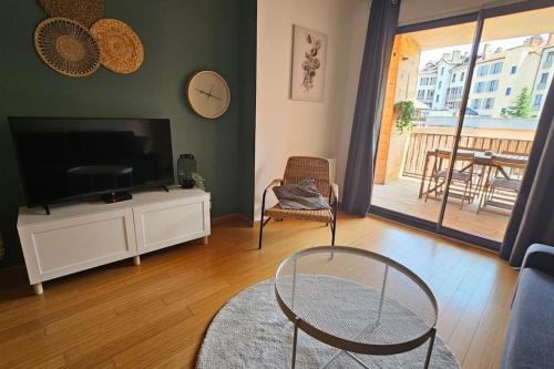 TV a/nebo společenská místnost v ubytování Le Grand Rue