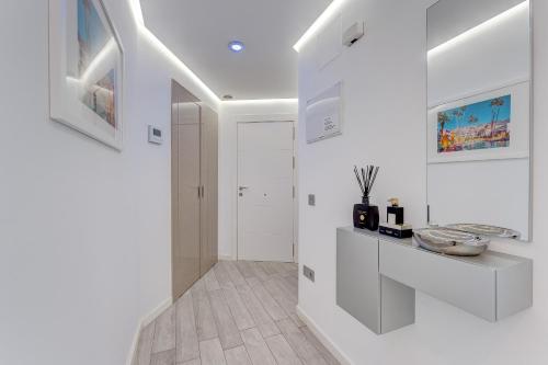 Blue Lagoon - Ocean View Penthouse with Sunset Terrace, Heated Pool, AC