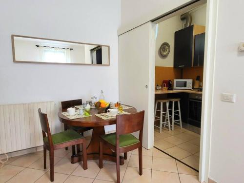 - une table à manger et des chaises dans la cuisine dans l'établissement Casa Pascoli, à Ravenne