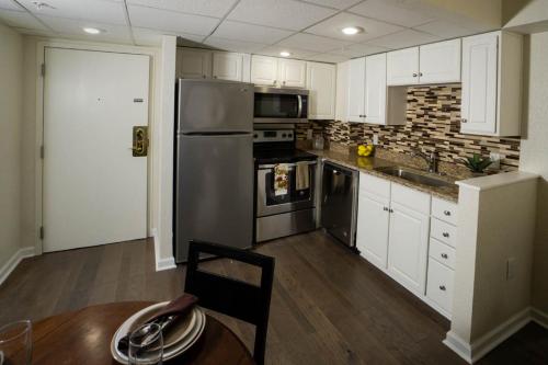 eine Küche mit weißen Schränken und einem Kühlschrank aus Edelstahl in der Unterkunft Oak Ridge at Branson in Branson