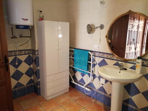 W łazience znajduje się umywalka i lustro. w obiekcie La Casita Azul w mieście Grazalema
