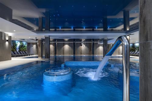 施柯拉爾斯卡波倫巴的住宿－Platinum Apartments，一个带水滑梯的大型游泳池