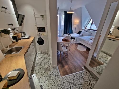 Apartamento pequeño con cocina y sala de estar. en Sprawdź nas na WillaBukovinka pl- bliskość lasu, wyciągów i term, atrakcje dla dzieci, ZNIŻKI NA wyciągi, termy, karczmy i atrakcje, en Bukowina Tatrzańska