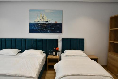 - deux lits dans une pièce peinte d'un navire dans l'établissement Elite Hotel, à Golem