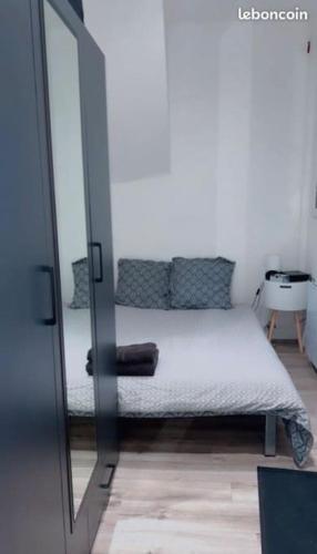 เตียงในห้องที่ Superbe appartement hyper centre-ville de Melun
