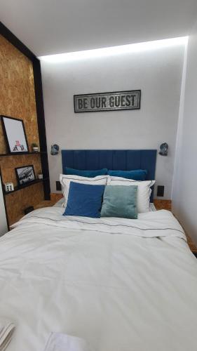 Ένα ή περισσότερα κρεβάτια σε δωμάτιο στο Apartament Midnight Blue