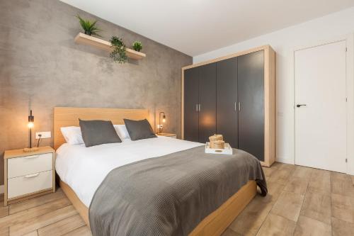 1 dormitorio con 1 cama grande en una habitación en Les Roques, en Castellnou de Bages