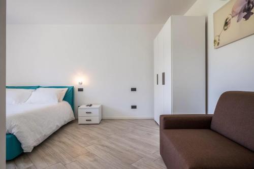 1 dormitorio con 1 cama y 1 sofá en Appartamenti Gaggiolo 2, en Dro
