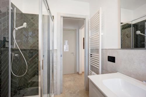 y baño con ducha y lavamanos. en Antichi Ricordi - Il Pollaio, en Molino Nuovo