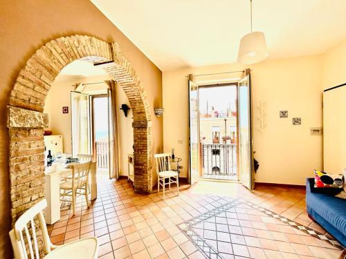 uma sala de estar com um arco e uma mesa e cadeiras em Casa Amelia - Charme in Taormina em Taormina