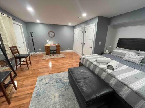 1 dormitorio con cama, sofá y mesa en Beautiful 1 bedroom In the heart of Albany, en Albany
