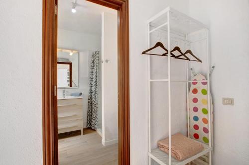 een kamer met een spiegel en een witte kast bij Casa La Zahorra in Teno Alto