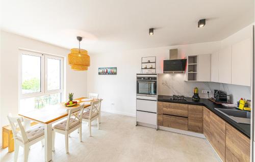 3 Bedroom Beach Front Apartment In Kastel Novi