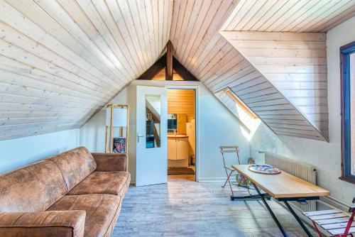 un salon avec un canapé et une table dans l'établissement Beau STUDIO vue LOIRE, à Bouchemaine