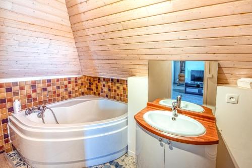 une salle de bain avec une baignoire et un lavabo dans l'établissement Beau STUDIO vue LOIRE, à Bouchemaine