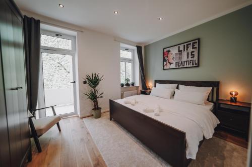 Un pat sau paturi într-o cameră la EDLER WOHNRAUM Luxuriöse 70 qm mit Lift, Einbaukaffeevollautomat, Netflix & Klimaanlage
