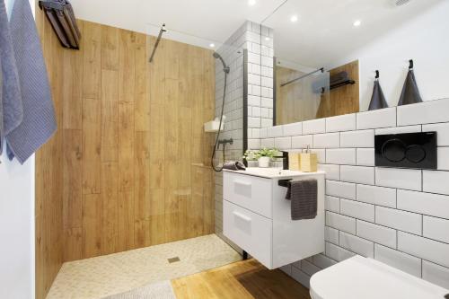a bathroom with a white toilet and a shower at Estudio Erbania in Gran Tarajal