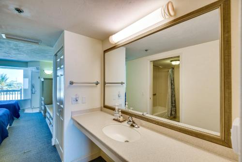uma casa de banho com um lavatório e um espelho grande em Daytona Beach Vacation Rental with Beach Access em Daytona Beach