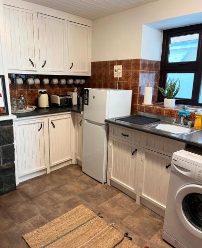 Una cocina o zona de cocina en Foxy View in Dingle Town!