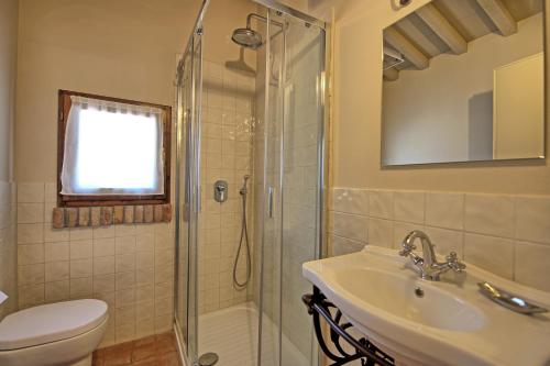ビッボーナにあるCuccardino by PosarelliVillasのバスルーム(シャワー、洗面台、トイレ付)