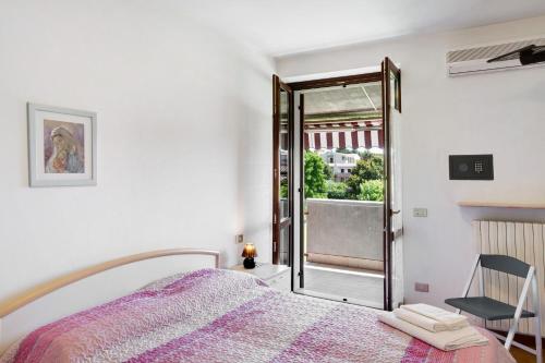 een slaapkamer met een bed, een stoel en een raam bij Residence San Zeno S P House in Bardolino