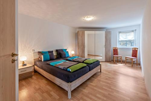 una camera con un grande letto e un tavolo con sedie di Ferienwohnung Alexandra a Rheinfelden