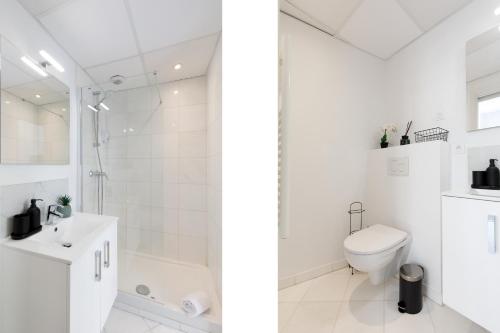 une salle de bain blanche avec des toilettes et un lavabo dans l'établissement The Green Sun YourHostHelper, à Cannes