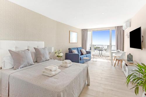 une chambre d'hôtel avec un lit et des serviettes. dans l'établissement K150 Cabopino, à Marbella
