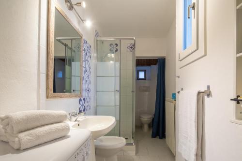 フィレンツェにあるSanta Reparata Flatの白いバスルーム(洗面台、トイレ付)