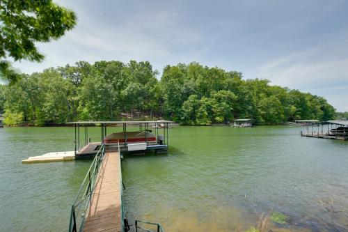 Fotografie z fotogalerie ubytování Lake Hartwell Vacation Rental with Dock and Hot Tub! v destinaci Fair Play