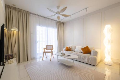 un salon avec un canapé et une table dans l'établissement Instagrammable Paraiso near Pavilion Bukit Jalil 7pax, à Kuala Lumpur