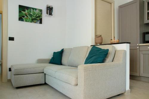 a living room with a couch with blue pillows at Casa Pullin in Carasco