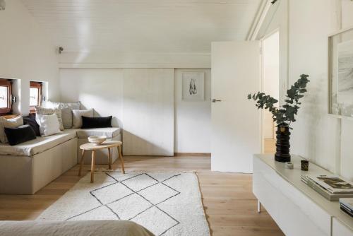 un salon avec un canapé et une table dans l'établissement Chalet Hautbois - Family Chalet with 5 Bedrooms with Glacial views CHAMONIX - By Cozee Rentals, à Chamonix-Mont-Blanc