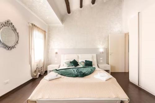 una grande camera da letto bianca con un grande letto di Venice Guest House B&B a Spinea