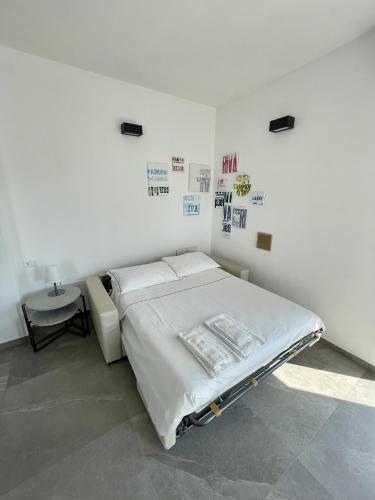 a hospital room with a bed and a table at Du Lac Aparments in Desenzano del Garda