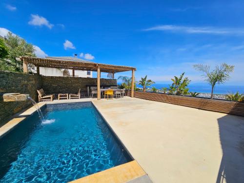 - une piscine dans l'arrière-cour d'une villa dans l'établissement Appartement prestige avc piscine - Village Furiani, à Furiani