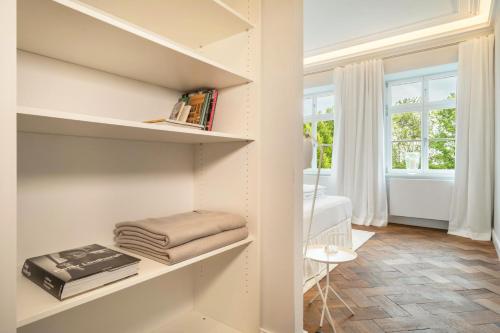 インメンシュタート・アム・ボーデンゼーにあるSchloss Kirchberg -Appartment Fleurの白い壁の客室