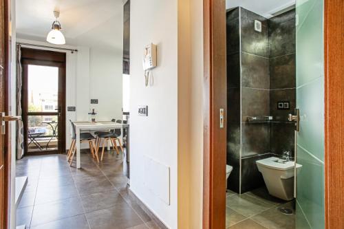 La salle de bains est pourvue d'une douche, de toilettes et d'une table. dans l'établissement Apartments Alba, à El Médano