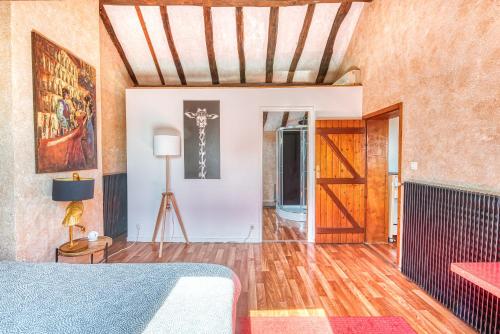 um quarto com uma porta e uma cruz na parede em Sous les toits vue LOIRE em Bouchemaine
