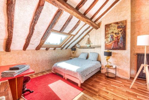 Giường trong phòng chung tại Sous les toits vue LOIRE