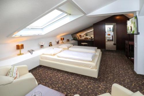 阿沙芬堡的住宿－阿沙芬堡城市酒店，一间卧室设有两张床和天窗