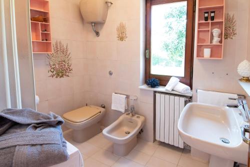 y baño con lavamanos, aseo y lavamanos. en Palazzo Moresco en Santa Marinella