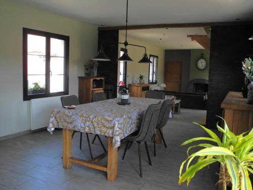 - une table à manger et des chaises dans le salon dans l'établissement Colline de widehem, à Widehem