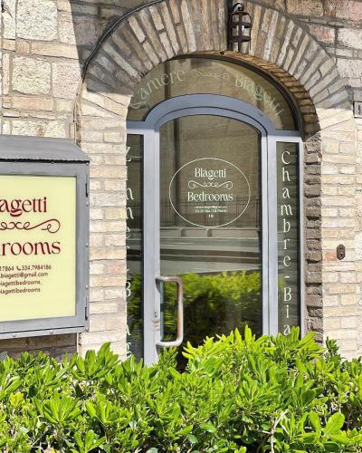 a window of a store with a sign in it at Biagetti Bedrooms Affittacamere in Santa Maria degli Angeli