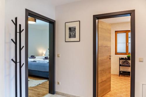 korytarz z drzwiami prowadzącymi do sypialni w obiekcie Alpblick Apartment Alpspitze w Garmisch Partenkirchen