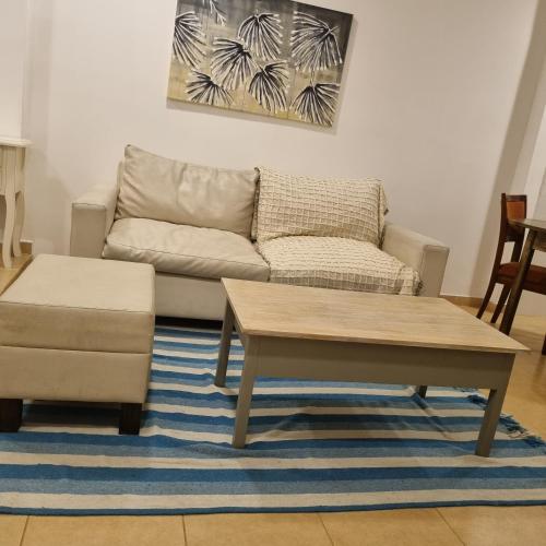 巴拉那的住宿－Monoambiente Urquiza，带沙发和咖啡桌的客厅
