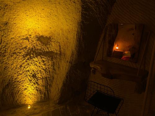 um quarto escuro com uma vela numa janela em Kale House Nar em Nevşehir