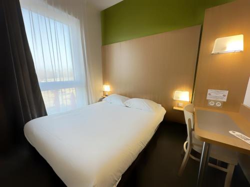 B&B HOTEL Metz Est Technopole Pôle Santé في Ars-Laquenexy: غرفة فندقية بسرير كبير ونافذة
