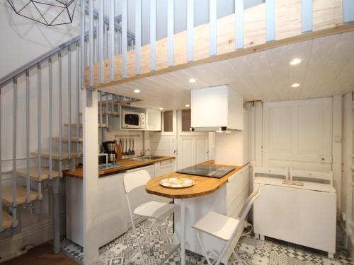 une cuisine avec des armoires blanches et un comptoir en bois dans l'établissement CENTRE MONT-DORE - BEL APPARTEMENT T2 + MEZZANINE - FR-1-608-149, à Le Mont-Dore