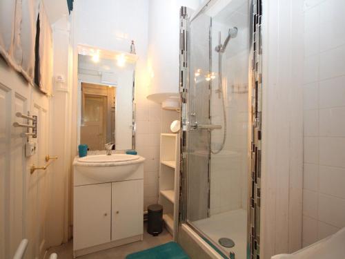 une petite salle de bain avec un lavabo et une douche dans l'établissement CENTRE MONT-DORE - BEL APPARTEMENT T2 + MEZZANINE - FR-1-608-149, à Le Mont-Dore